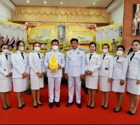 อบต.ห้วยหินลาด ร่วมพิธีวางพานพุ่มดอกไม้และพิธีถวายบังคม เนื่องในวันคล้ายวันพระบรมราชสมภพพระบาทสมเด็จพระบรมชนกาธิเบศร มหาภูมิพลอดุลยเดชมหาราช บรมนาถบพิตร (วันชาติ และวันพ่อแห่งชาติ ๕ ธันวาคม ๒๕๖๕) ณ หอประชุมอำเภอสุวรรณภูมิ